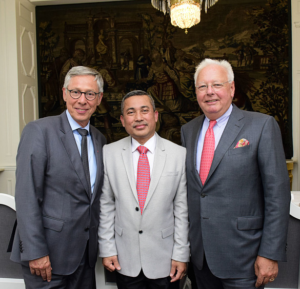 Bürgermeister Dr. Carsten Sieling, Generalkonsul Dr. Bambang Susanto und Honorarkonsul Wolfgang G. Köhne