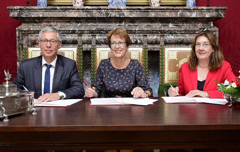 Bürgermeister Carsten Sieling, die Vorsitzende des Gesamtpersonalrates Doris Hülsmeier und die Senatorin für Finanzen, Bürgermeisterin Karoline Linnert, bei der Unterzeichnung der „Bremer Erklärung zur fairen Beschäftigung“