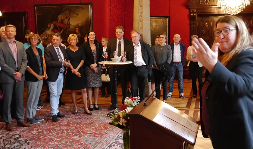 Im Kaminsaal der Rathauses ehrt Sportsenatorin Anja Stahmann die Sportlerinnen und Sportler, die bei den Special Olympics in Kiel im Mai eine  Medaille gewonnen haben