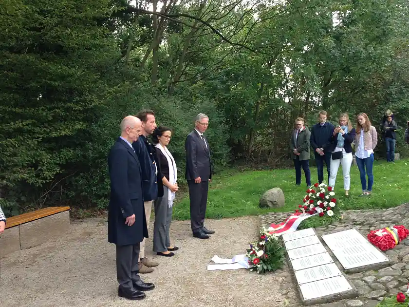 Bürgerschaftspräsident Christian Weber, Marc Hivernat, Christel Trouvé und Bürgermeister Dr. Carsten Sieling legen am 16.09.2018 Kränze ab am Mahnmal am Denkort Bunker Valentin