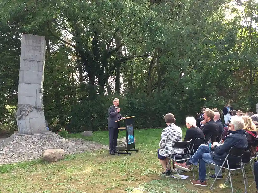 Bürgermeister Sieling spricht zu den Teilnehmerinnen und Teilnehmern der Gedenkveranstaltung am Mahnmal Bunker Valentin