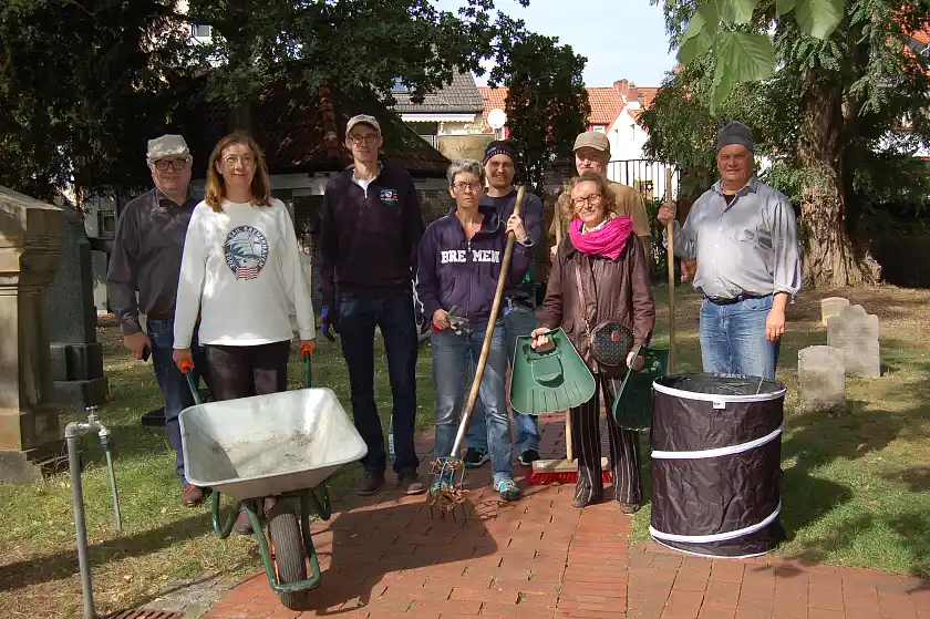 Die Finanzer und Elvira Noa (zweite von rechts) beim „Day of Caring“ auf dem jüdischen Friedhof.