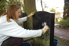 Finanzsenatorin Karoline Linnert reinigt einen „verwaisten“ Grabstein.