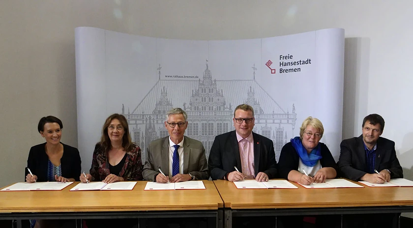 Senat und ver.di unterzeichnen „Bremer Erklärung für Gute Arbeit in Kitas“ (v.l.): Claudia Bogendan (Senatorin für Kinder und Bildung), Karoline Linnert (Senatorin für Finanzen), Bremens Bürgermeister Dr.Carsten Sieling, Markus Westermann (ver.di Bezirksgeschäftsführer), Grit Wetjen (ver.di Bremen) und Ingo Tebje (ver.di Fachbereich Gemeinden, Bezirk Bremen-Nordniedersachsen)