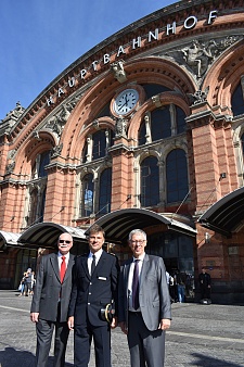 Bürgermeister Sieling und Innensenator Mäurer zusammen mit Jens Körber (Mitte), der künftig die Fäden bei der "Partnerschaft attraktiver Bahnhof" in die Hände nimmt