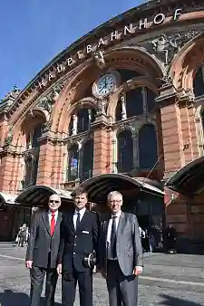 Bürgermeister Sieling und Innensenator Mäurer zusammen mit Jens Körber (Mitte), der künftig die Fäden bei der "Partnerschaft attraktiver Bahnhof" in die Hände nimmt