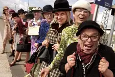 Blaumeiers „Süße Frauen“ verwandeln sich in hinreißende Schrapnellen, die so einiges auf dem Kerbholz haben |Foto: Blaumeier Atelier