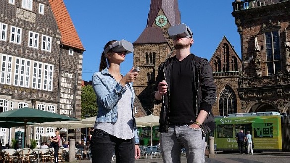 Mit Virtual-Reality-Brillen können die Gäste in Berlin auf Erkundungstour gehen, als wären sie in der Innenstadt von Bremen unterwegs |Foto: bremen.online