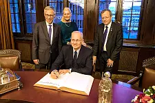 Foto vom Eintrag ins Goldene Buch