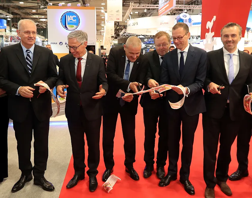 Jean Ives Le Gall, Präsident der International Astronautical Federation IAF, Bürgermeister Dr. Carsten Sieling, Dr. Marius-Ioan Piso, President of the Romanian Space Agency, Prof. Dr. Jan Wörner, Generaldirektor der Europäischen Weltraumorganisation ESA, Martin Günthner, Senator für Wirtschaft, Arbeit und Häfen, und Thomas Jarzombek, Koordinator der Bundesregierung für die Deutsche Luft- und Raumfahrt beim Start des Messerundgangs über den International Astronautical Congress IAC 2018.