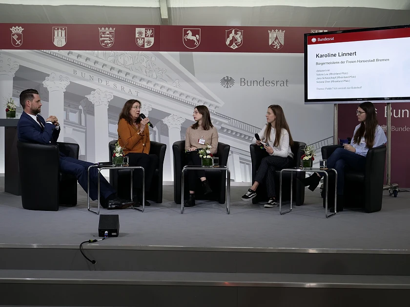 Bürgermeisterin Karoline Linnert in angeregtem Gespräch mit Jana Schwarzkopf, Valerie Leu und Victoria Over (v.l.) über die 'Sprache in der Politik'; links: Moderator Matthias Killing