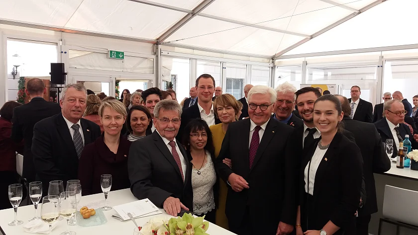 Die Bremer Bürgerdelegation mit Bundespräsident Frank Walter-Steinmeier und dessen Ehefrau Elke Büdenbender (5.v.r.) nach dem Festakt in der Berliner Staatsoper