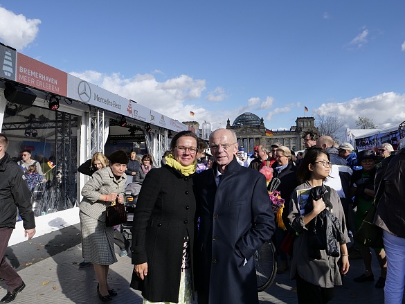 Bürgerschaftspräsident Christian Weber ließ es sich nicht nehmen, die Bremen-Präsentation auf dem Platz der Republik vor dem Reichstagsgebäude persönlich mit seiner Ehefrau Katharina Weber-Brabant zu besuchen