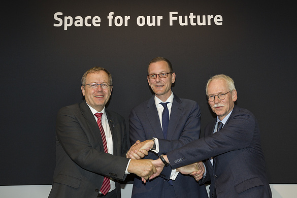 Handschlag für das ESA BIC Norddeutschland in Bremen: (v.l.n.r.) Jan Wörner, Generaldirektor der Europäischen Weltraumorganisation ESA, Martin Günthner, Senator für Wirtschaft, Arbeit und Häfen, und Dr. Gerd Kraft, Programmdirektor für das Raumfahrtmanagement beim Deutschen Zentrum für Luft- und Raumfahrt (DLR)