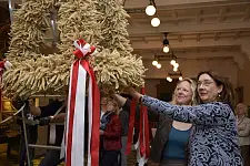 Karoline Linnert beim Anbringen der Erntekrone