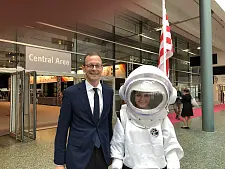 Senator Martin Günthner mit dem Sternstunden 2018-Maskottchen.