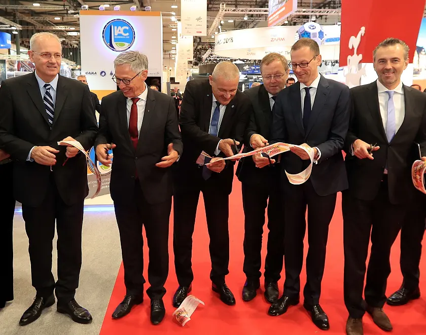 Jean Ives Le Gall, Präsident der International Astronautical Federation IAF, Bürgermeister Dr. Carsten Sieling, Dr. Marius-Ioan Piso, President of the Romanian Space Agency, Prof. Dr. Jan Wörner, Generaldirektor der Europäischen Weltraumorganisation ESA, Martin Günthner, Senator für Wirtschaft, Arbeit und Häfen, und Thomas Jarzombek, Koordinator der Bundesregierung für die Deutsche Luft- und Raumfahrt beim Start des Messerundgangs über den International Astronautical Congress IAC 2018 am Montag.