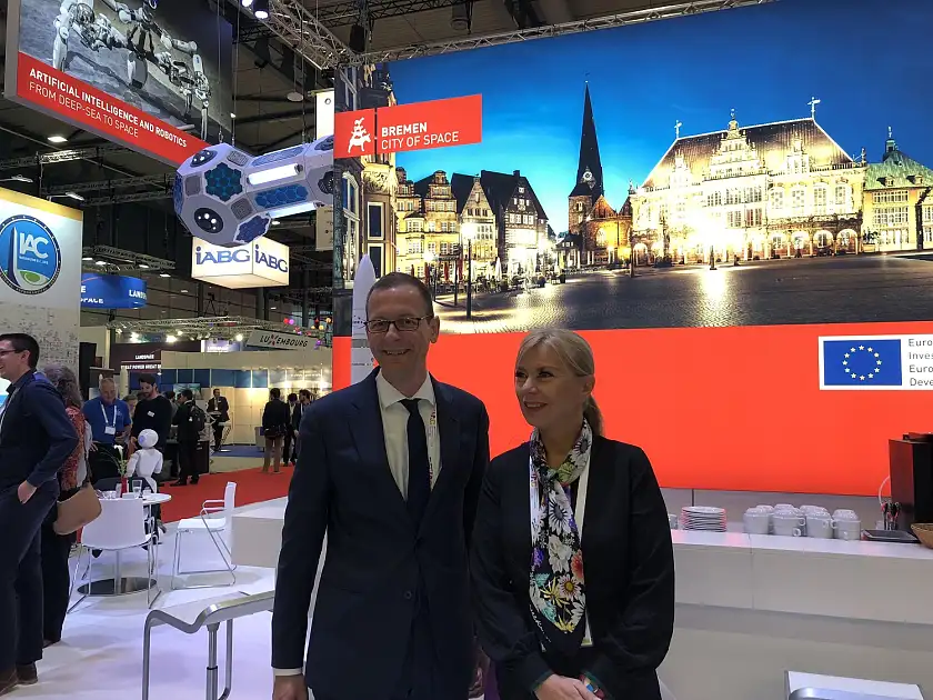 Senator Martin Günthner und EU-Kommissarin Elzbieta Bieñkowska auf dem Bremen-Stand.