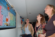 Frauke Wilhelm erläutert Karoline Linnert zusammen mit Nomena Struß (von rechts) die Vorschläge aus der „Golden City-Zukunftswerkstatt“ für das Lankenauer Höft.