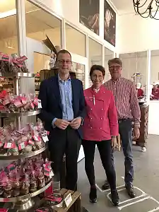 Senator Martin Günthner mit Britta Coldewey und Albert Coldewey von der Manke und Coldewey OHG.