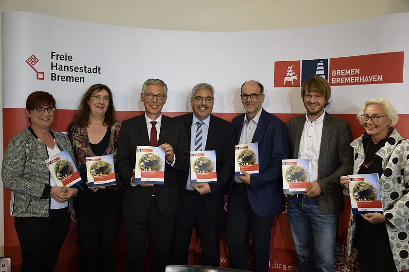 Präsentieren den Bericht der Zukunftskommission: Annette Düring (DGB), Bürgermeisterin Karoline Linnert, Bürgermeister Dr. Carsten Sieling, Bremerhavens Oberbürgermeister Melf Grantz, Jan-Gerd Kröger (Handwerkskammer), Prof. Hannes Schammann, (externer Experte Quartiere/Migration) und  Prof. Elke Pahl-Weber (externe Expertin Stadtentwicklung) (v.l.)