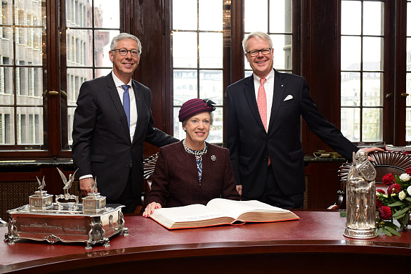 Eintrag in das Goldene Buch: Prinzessin Benedikte zu Dänemark, Bürgermeister Dr. Carsten Sieling und Honorarkonsul Eduard Dubbers-Albrecht
