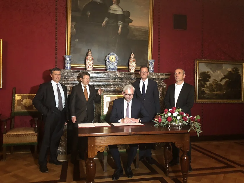 v. r. n .l.: Dr. Enzenhofer (GF Upper Austrian Research GmbH), Prof. Lüth (DFKI) , stellv. Landeshauptmann Dr. Strugl, Senator Martin Günthner und Prof. Malaka (TZI)