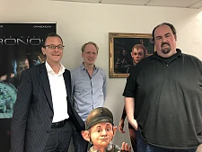 Senator Martin Günthner mit den beiden Geschäftsführern der King Art GmbH, Marc König und Jan Theysen (v.l.)