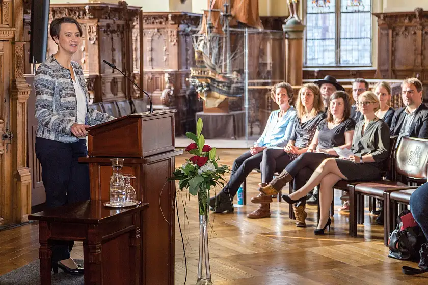 Senatorin Bogedan begrüßt Erziehende und Heilerziehungspflegende im Rathaus