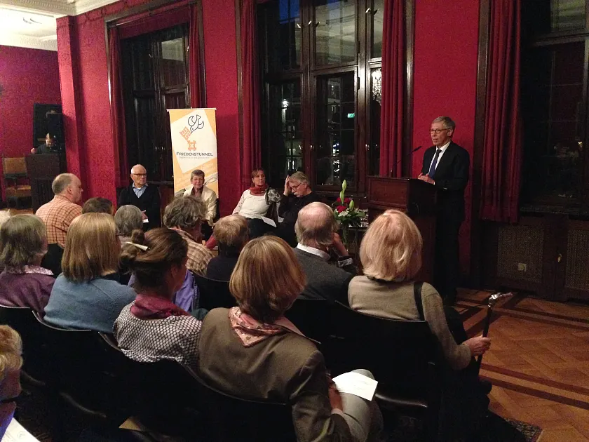 Bürgermeister Dr. Carsten Sieling spricht zu den Teilnehmenden der Podiumsdiskussion „Frieden konkret“ im Rathaus