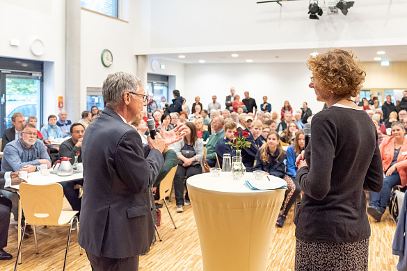 Volles Haus im BuS: Bürgermeister Carsten Sieling begrüßt die Gäste der Einweihungsfeier; mit auf dem Podium Inga Neumann, 2. Vorsitzende des Trägervereins