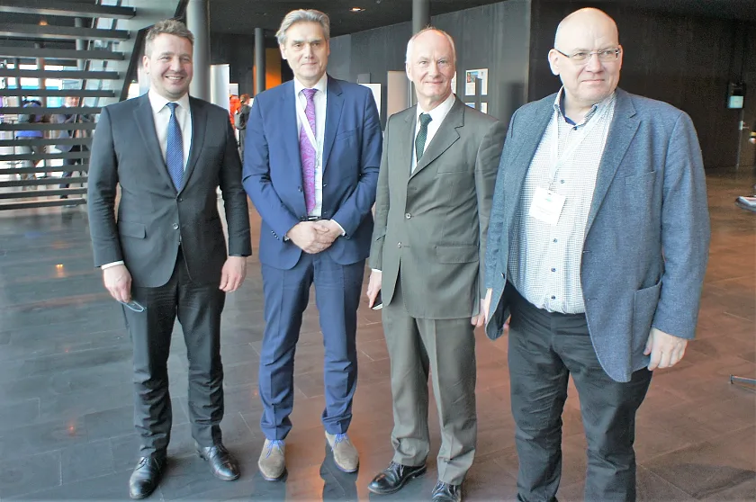 Treffen auf dem Arctic Circle in Reykjavik: Guðlaugur Þór Þórðarson  (Gudlaugur Thor Thordarson), Außenminister von Island, Robert Howe, Geschäftsführer bremenports, Robert Ludwig Beck, Botschafter, Elías Pétursson, Bürgermeister von Langanesbyggð/ Þórshöfn (Thorshovn)