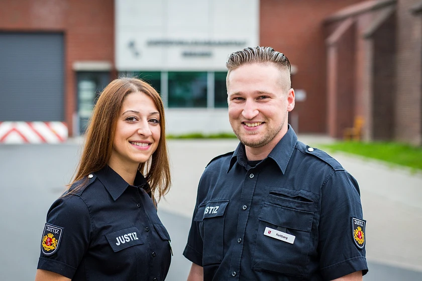 Sevca Oduncu und Sascha Rettberg haben bereits die Ausbildung zum Allgemeinen Vollzugsdienst absolviert.