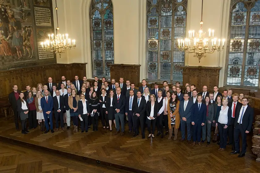 Feierlich verpflichtete Richterinnen und Richter im Senatsgestühl des Rathauses; an der Stelle, wo früher der Rat der Stadt zu Gericht saß