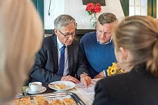 Im Gespräch: Bürgermeister Carsten Sieling und der Vereinsvorsitzende des Schimmelhofs, Ronald Donn