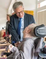 Bürgermeister Carsten Sieling im Gespräch mit einem Bewohner des Wohnpflegeheims "Pfälzer Weg"