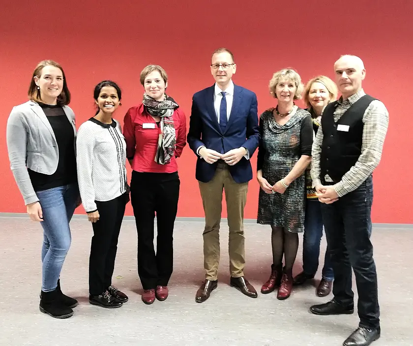 v.l.n.r: Fr. Yannik (psychosoziale Intensivbetreuerin VIA am Standort Ost),  Fr. Vijayakumar (Standortkoordinatorin VIA), Fr. Kastens (Projektleiterin, ab 01.12.2018), Senator Günthner, Fr. Brämsmann (Geschäftsführung des Mütterzentrum Osterholz-Tenever e. V.),  Fr. Lott (Mitarbeiterin Mütterzentrum), Hr. Dr. Scheuermann (kommissarische Projektleiter)