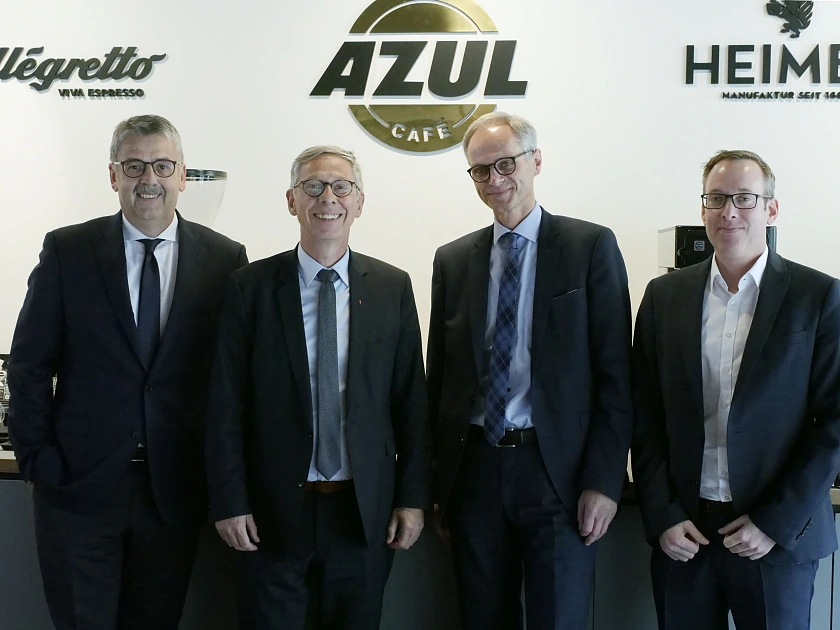 Betriebsbesuch bei Azul: Bürgermeister Carsten Sieling (2. von li.) und Andreas Heyer, Vorsitzender der Geschäftsführung der WFB, (li.) mit dem Geschäftsführer von Azul, Jörg Bieß und Gunnar Willipinski, Marketingleiter Azul