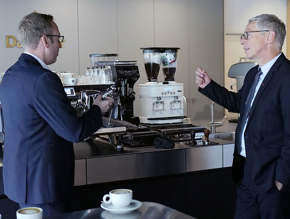 Gunnar Willipinski, Marketingleiter Azul, zeigt Bürgermeister Sieling die Espressozubereitung an einer Siebträgermaschine