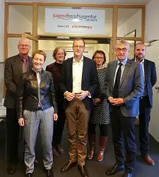 v.l.n.r.: Herr Eden (Bereichsleiter JBA), Frau Ahlers (Geschäftsführung Jobcenter Bremen), Frau Dr. Blings (Senator für Wirtschaft, Arbeit und Häfen), Senator Günthner, Frau Mann (JBA Fachberatung Jugendhilfe), Herr Ossmann (Vorsitzender der Geschäftsführung Agentur für Arbeit Bremen-Bremerhaven) und Herr Dr. Struck (Senatorin für Kinder und Bildung)