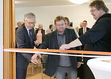 Obervieland hat ein neues Bürgerhäuschen: Bürgermeister Carsten Sieling, Geschäftsführer Stefan Markus und Thomas Strothoff, 1. Vorsitzender des Trägervereins