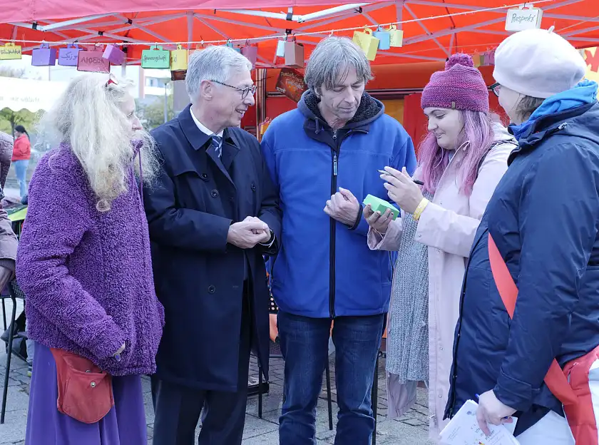 Auf dem Kattenturmer Marktplatz: Das Projekt "schnacken und anpacken – deine Meinung über Kattenturm zählt"