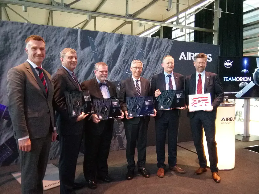 Freuen sich über die symbolisierte Übergabe des ESM 1 (v.l.n.r.): Oliver Juckenhöfel (Standortleiter von Airbus Space Systems in Bremen), Mark Kirasich (Orion-Programm-Manager bei der NASA), Mike Hawes (Lockheed Martin), Bürgermeister Carsten Sieling, Dave Parker (ESA, Leietr für bemannte Raumfahrt) und Bas Thelen (Ariane Group)