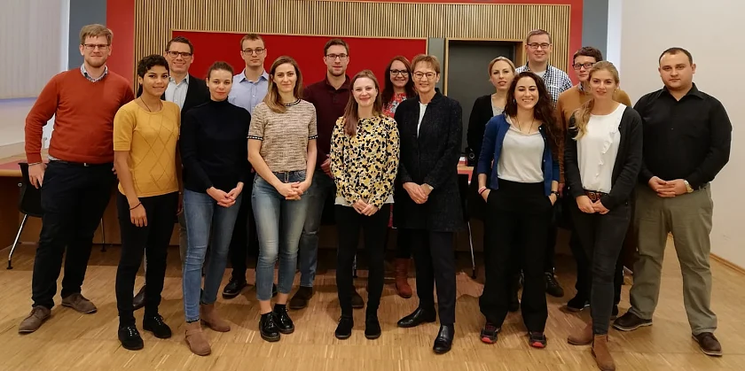 Die Präsidentin des Oberverwaltungsgerichts Ilsemarie Meyer (Bildmitte; 7.v.r.) mit den Teilnehmerinnen und Teilnehmern des Austauschprogramms