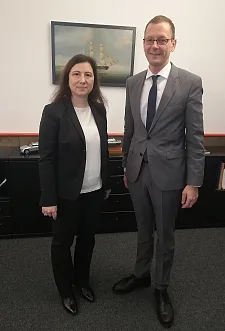 v.l.n.r.: Generalkonsulin Banu Malaman und Senator Martin Günthner