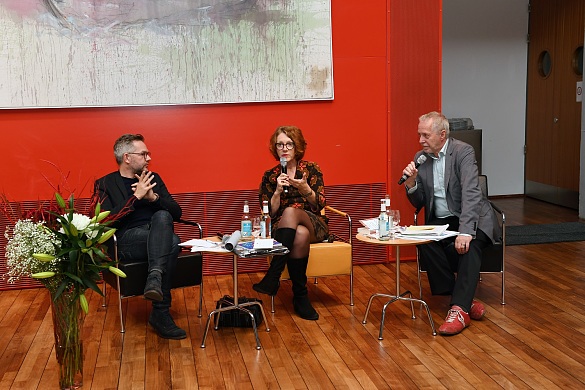 (v.l.n.r): Staatsminister Michael Roth, Prof. Dr. Ulrike Guérot und Moderator Hans Jessen 