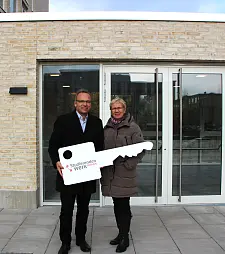 Hauke Kieschnik, Studierendenwerk, übergibt Senatorin Eva Quante-Brandt den symbolischen Schlüssel