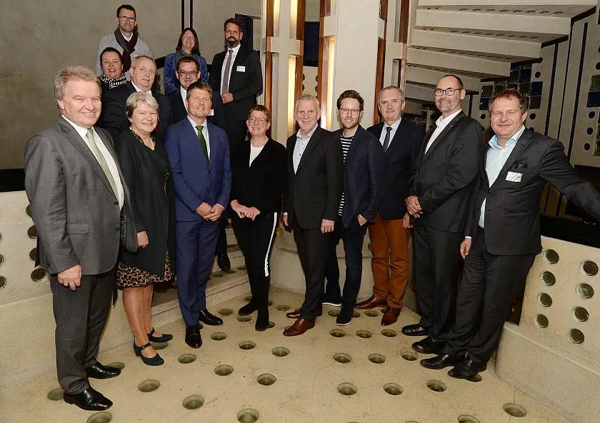 Umweltministerkonferenz in Bremen. Untere Reihe: Minister Franz Untersteller (Baden-Württemberg), Staatssekretärin Dr. Beatrix Tappeser (Hessen), Senator Dr. Joachim Lohse (Bremen), Ministerin Prof. Dr. Claudia Dalbert (Sachsen-Anhalt), Bundesstaatsrat Jochen Flasbarth, Minister Jan Philipp Albrecht (Schleswig-Holstein), Staatsminister Thomas Schmidt (Sachsen), Staatssekretär Jan Möller (Thüringen) und Senator Jens Kerstan (Hamburg). Mittlere Reihe: Ministerin Ursula Heinen-Esser (Nordrhein-Westfalen), Minister Dr. Til Backhaus (Mecklenburg-Vorpommern), Staatssekretär Dr. Jürgen Buchwald (Mecklenburg-Vorpommern). Hintere Reihe: Minister Reinhold Jost (Saarland), Staatsministerin Ulrike Höfken (Rheinland-Pfalz), Minister Olaf Lies (Niedersachsen).