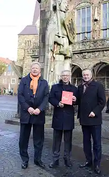 Gaben den symbolischen Startschuss: (v.l.n.r.) Peter Stubbe, Vorstandsvorsitzender der GEWOBA , Bürgermeister Carsten Sieling und Hannes Ametsreiter, Vodafone Deutschland Chef