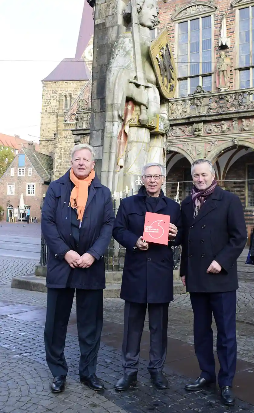Gaben den symbolischen Startschuss: (v.l.n.r.) Peter Stubbe, Vorstandsvorsitzender der GEWOBA , Bürgermeister Carsten Sieling und Hannes Ametsreiter, Vodafone Deutschland Chef